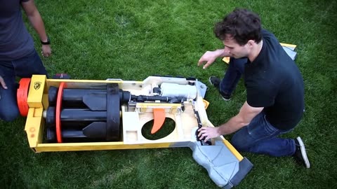 真会玩!牛人打造世界上最大的nerf枪