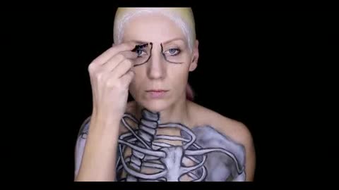 美女将自己变成了骷髅